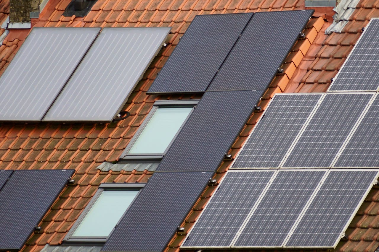 Residential PV rooftop, by Jan van Bizar (Pexels)