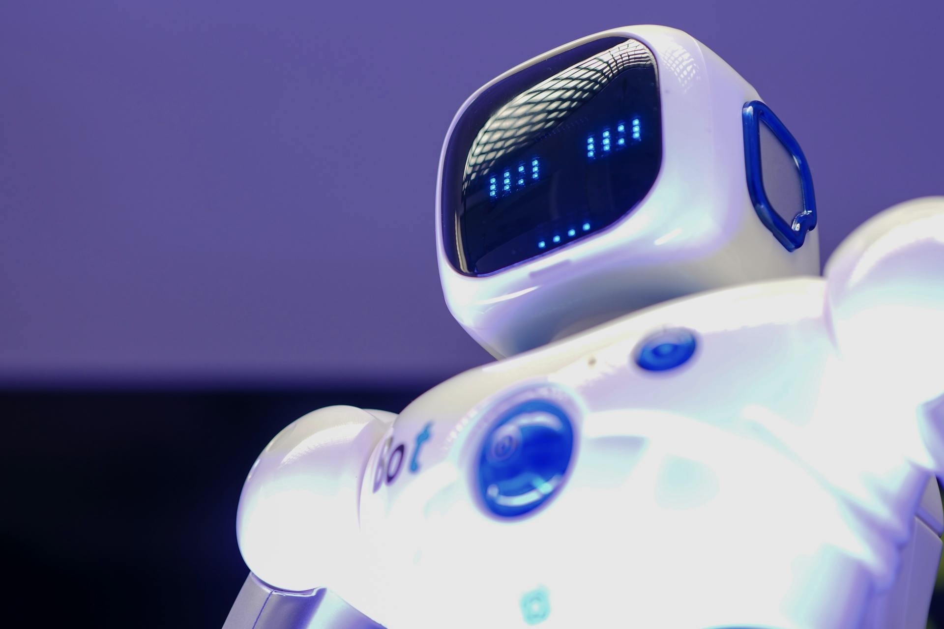 Robot, by Kindel Media (Pexels)