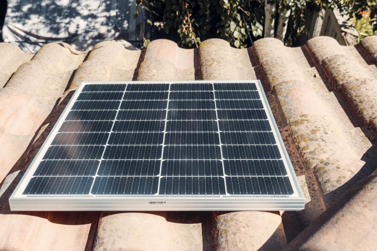 Rooftile with solar cell module, by Kindel Media (Pexels)